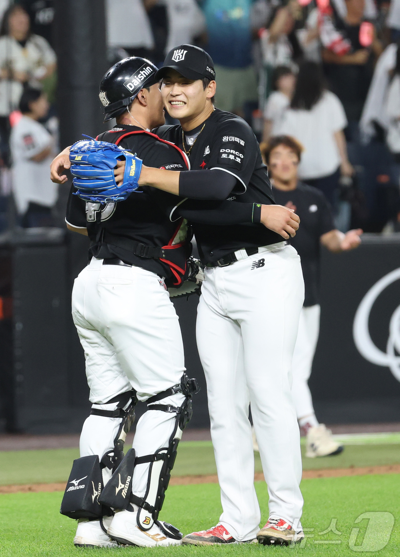 (대전=뉴스1) 김기남 기자 = 1일 대전 한화생명볼파크에서 열린 2026 신한 SOL KBO리그 KT위즈와 한화 이글스의 경기에서 KT가 역전승하며 박영현이 기뻐하고 있다. 20 …