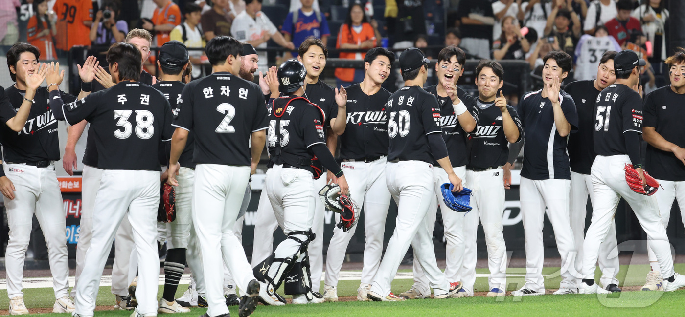 (대전=뉴스1) 김기남 기자 = 1일 대전 한화생명볼파크에서 열린 2026 신한 SOL KBO리그 KT위즈와 한화 이글스의 경기에서 KT가 역전승하며 선수들이 기뻐하고 있다. 20 …