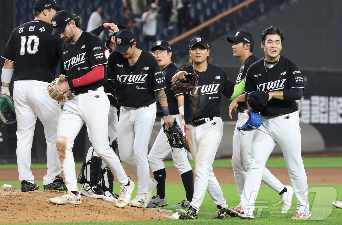 (대전=뉴스1) 김기남 기자 = 1일 대전 한화생명볼파크에서 열린 2026 신한 SOL KBO리그 KT위즈와 한화 이글스의 경기에서 KT가 역전승하며 선수들이 기뻐하고 있다. 20 …