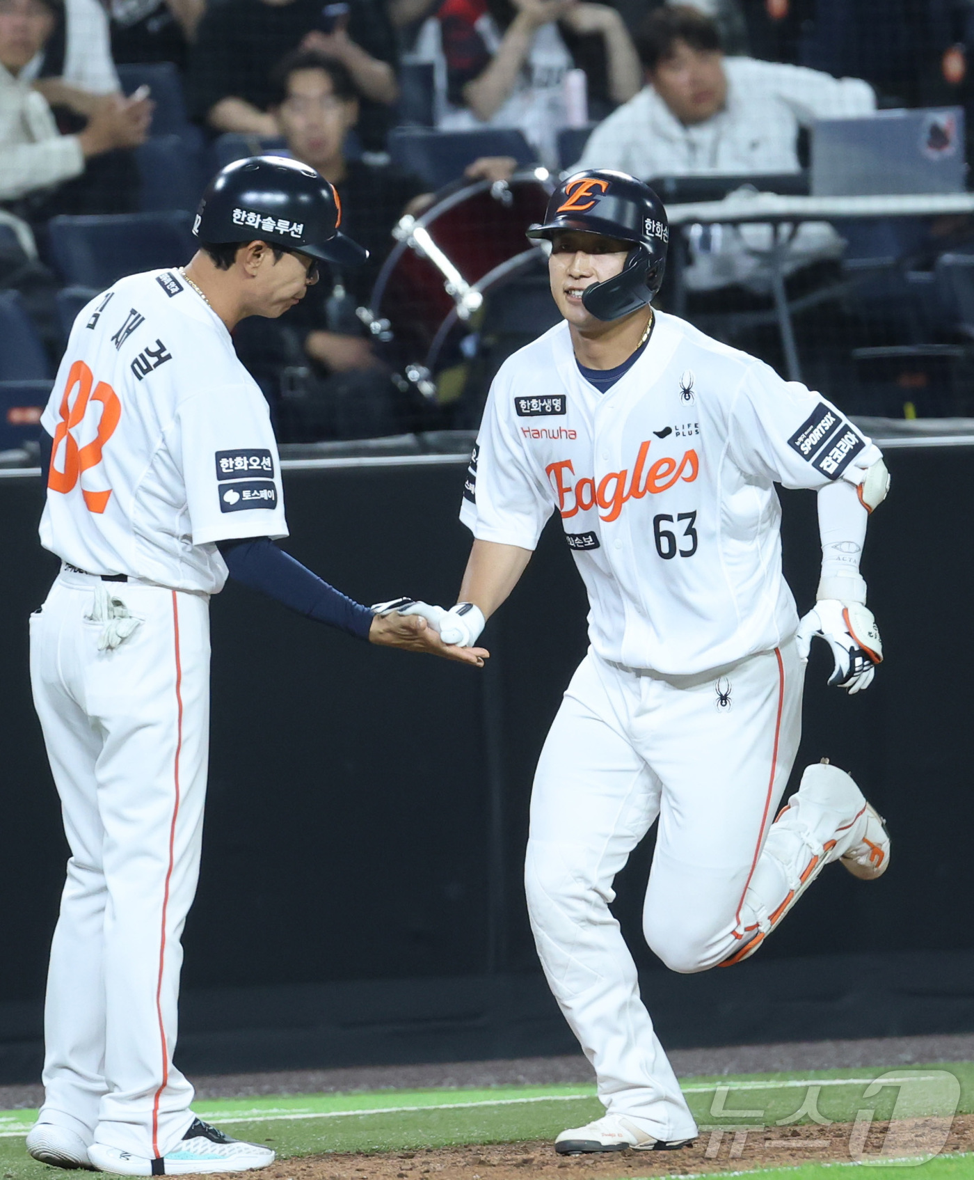 (대전=뉴스1) 김기남 기자 = 1일 대전 한화생명볼파크에서 열린 2026 신한 SOL KBO리그 KT위즈와 한화 이글스의 경기에서 9회말  한화 박정현이 동생인 KT 박영현과 대 …