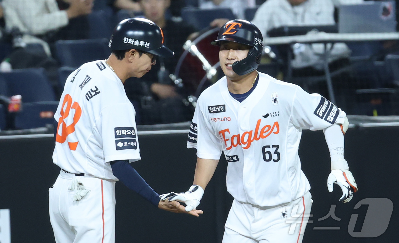 (대전=뉴스1) 김기남 기자 = 1일 대전 한화생명볼파크에서 열린 2026 신한 SOL KBO리그 KT위즈와 한화 이글스의 경기에서 9회말  한화 박정현이 동생인 KT 박영현과 대 …