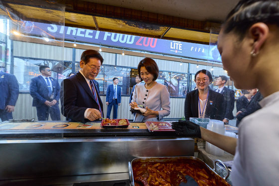 떡볶이 맛보는 이재명 대통령