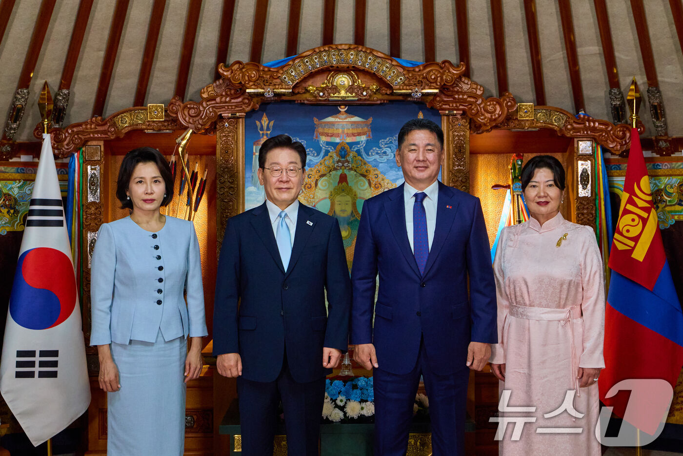 (울란바타르(몽골))=뉴스1) 이재명 기자 = 몽골을 국빈 방문 중인 이재명 대통령과 김혜경 여사가 9일(현지시간) 울란바타르 정부청사에서 오흐나 후렐수흐 몽골 대통령, 롭상도르지 …