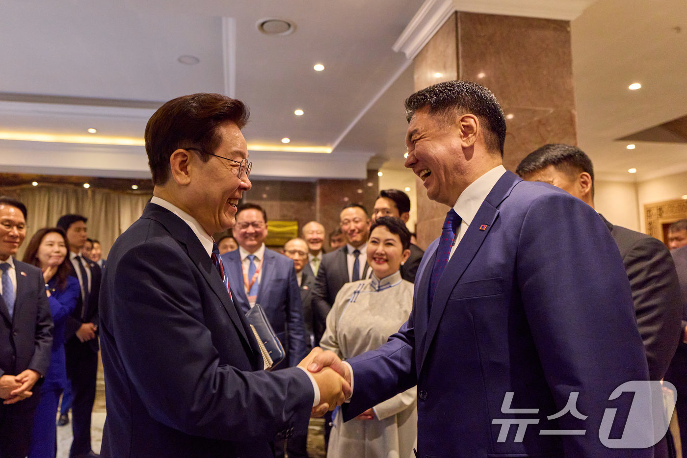 (울란바타르(몽골))=뉴스1) 이재명 기자 = 이재명 대통령과 오흐나 후렐수흐 몽골 대통령이 9일(현지시간) 울란바타르 한 호텔에서 열린 한-몽골 비즈니스 포럼 사전환담에서 인사를 …