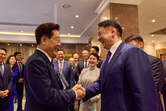 인사 나누는 한·몽골 정상