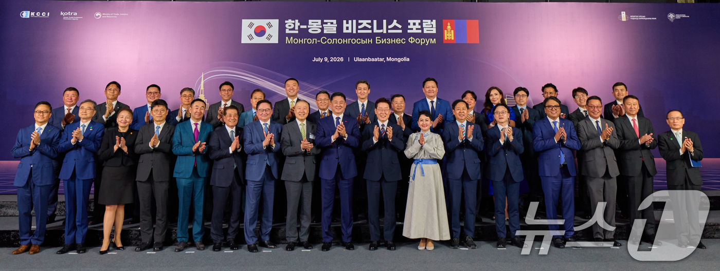 (울란바타르(몽골))=뉴스1) 이재명 기자 = 이재명 대통령과 오흐나 후렐수흐 몽골 대통령이 9일(현지시간) 울란바타르 한 호텔에서 열린 한-몽골 비즈니스 포럼 사전환담에서 참석자 …