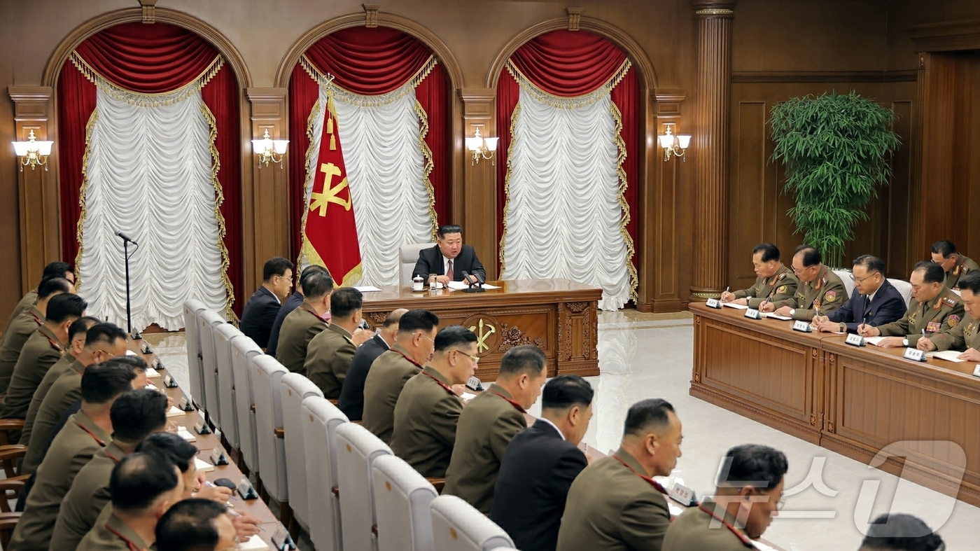 (평양 노동신문=뉴스1) = 북한 노동당 기관지 노동신문은 10일 김정은 당 총비서가 전날인 9일 당 중앙군사위원회 확대회의를 주재하고 핵무력의 질량적 확대·강화와 정찰 정보 능력 …