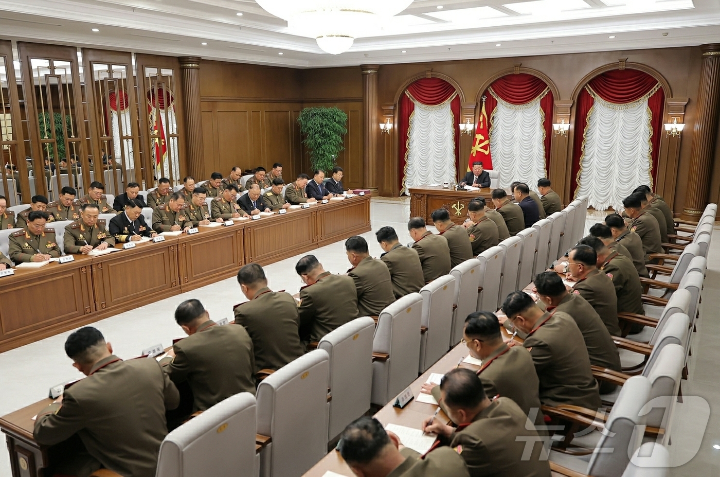 (평양 노동신문=뉴스1) = 북한 노동당 기관지 노동신문은 10일 김정은 당 총비서가 전날인 9일 당 중앙군사위원회 확대회의를 주재했다고 보도했다. 당 중앙군사위원회 위원들이 참석 …