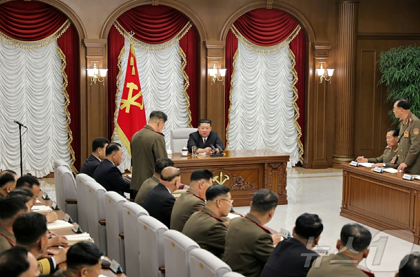 (평양 노동신문=뉴스1) = 북한 노동당 기관지 노동신문은 10일 김정은 당 총비서가 전날인 9일 당 중앙군사위원회 확대회의를 주재했다고 보도했다. 김 총비서는 회의에서 논의·결정 …