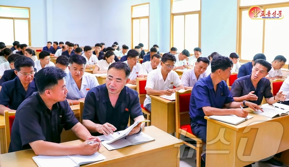 (평양 노동신문=뉴스1) = 북한 노동당 기관지 노동신문은 10일 평양시 평천구역당위원회가 금요 과학기술학습을 실속 있게 진행하고 있다고 보도했다. [국내에서만 사용가능. 재배포 …