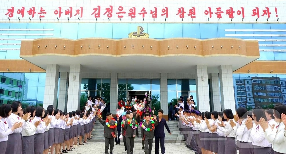 (평양 노동신문=뉴스1) = 북한 노동당 기관지 노동신문은 10일 '조국과 함께 하는 청춘의 값 높은 삶' 제목의 기사에서 황해북도의 청년 수십 명이 사회주의 건설 현장으로 탄원했 …