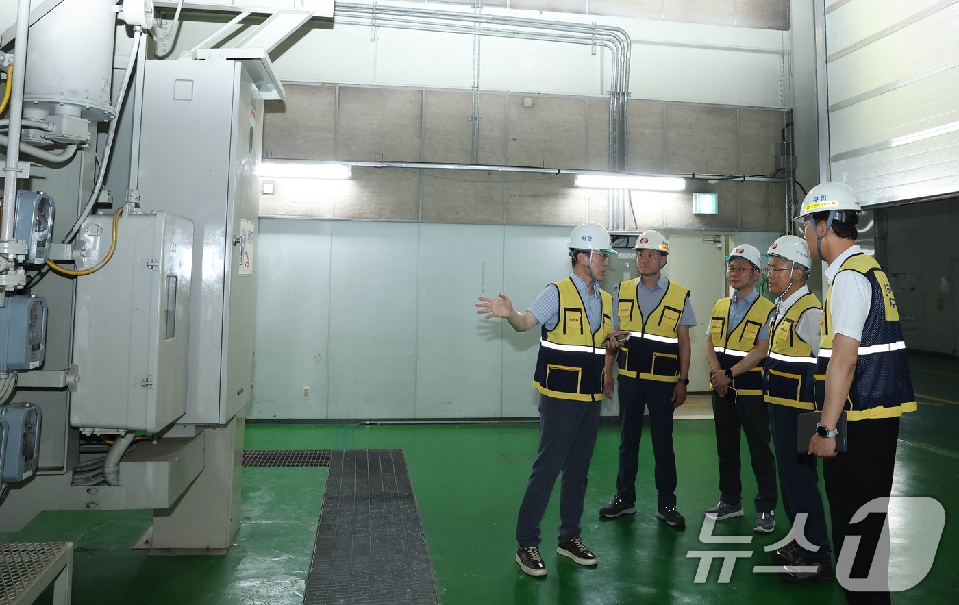 (서울=뉴스1) = 김동철 한국전력 사장(왼쪽 네 번째)이 지난 9일 신문래변전소 345kV 변압기실에서 여름철 전력수급 대비 현장 대응태세를 점검하고 있다. (한국전력 제공. 재 …
