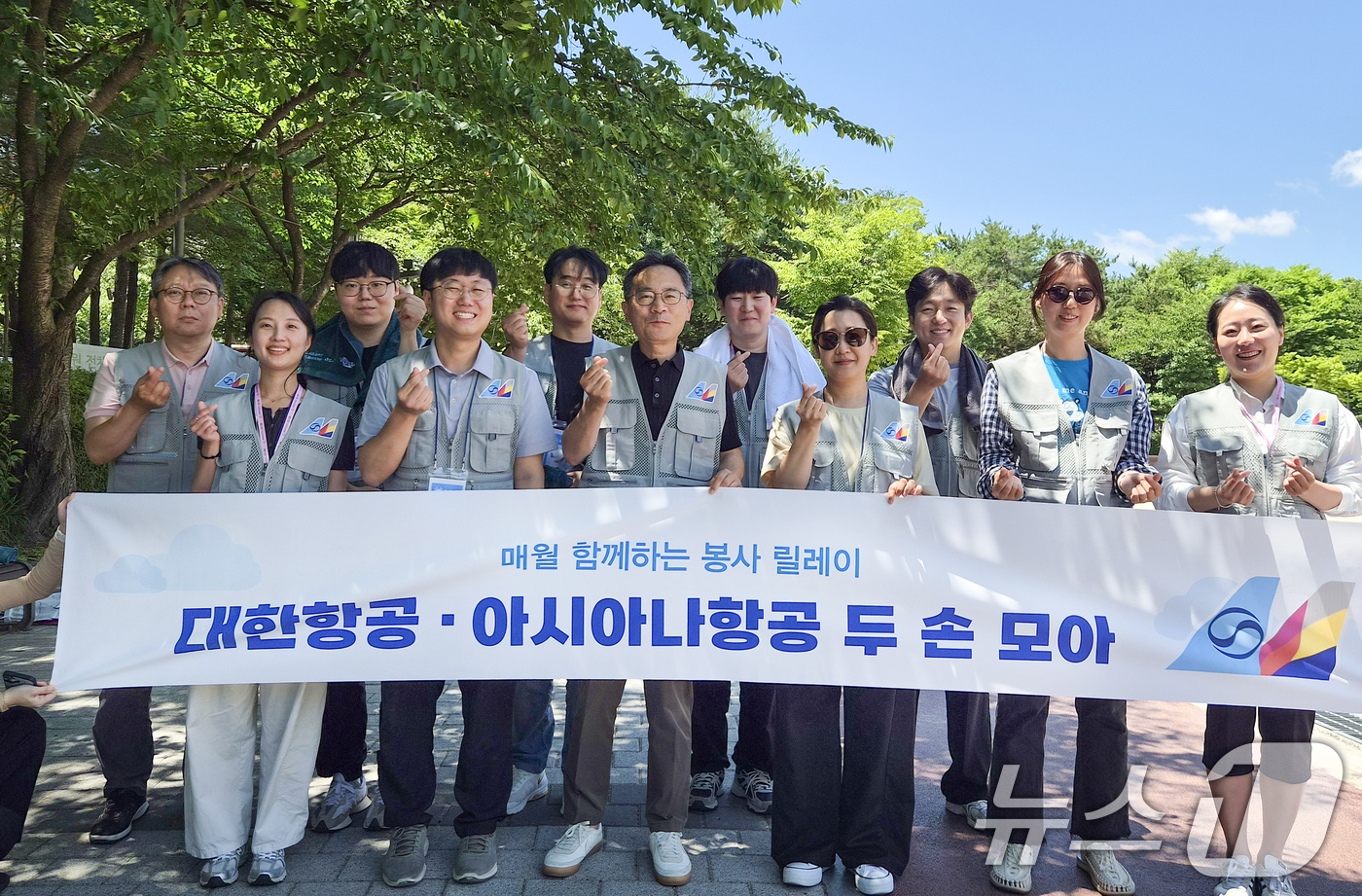 (서울=뉴스1) = 대한항공과 아시아나항공이 오는 12월 ‘통합 대한항공’ 출범을 앞두고 임직원들이 교육기부와 환경정화 활동에 참여하며 나눔의 가치를 실천하고 있다고 10일 밝혔다 …