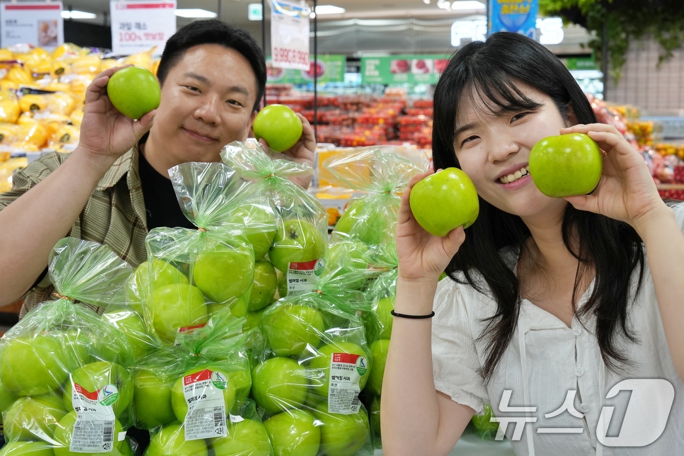 (서울=뉴스1) = 10일 서울 송파구 롯데마트 제타플렉스 잠실점에서 롯데마트·슈퍼 과일팀 상품기획자들이 K-품종 여름 햇사과 '썸머킹'을 소개하고 있다.롯데마트·슈퍼는 오는 11 …
