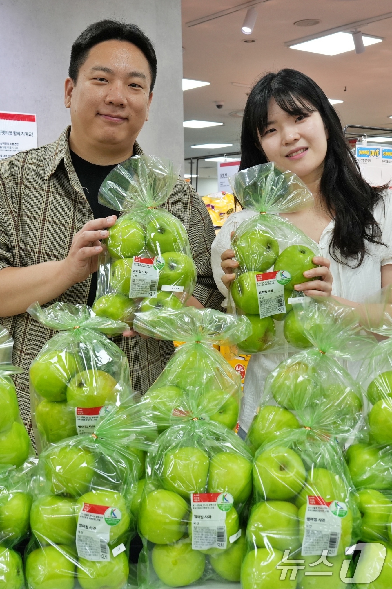 (서울=뉴스1) = 10일 서울 송파구 롯데마트 제타플렉스 잠실점에서 롯데마트·슈퍼 과일팀 상품기획자들이 K-품종 여름 햇사과 '썸머킹'을 소개하고 있다.롯데마트·슈퍼는 오는 11 …
