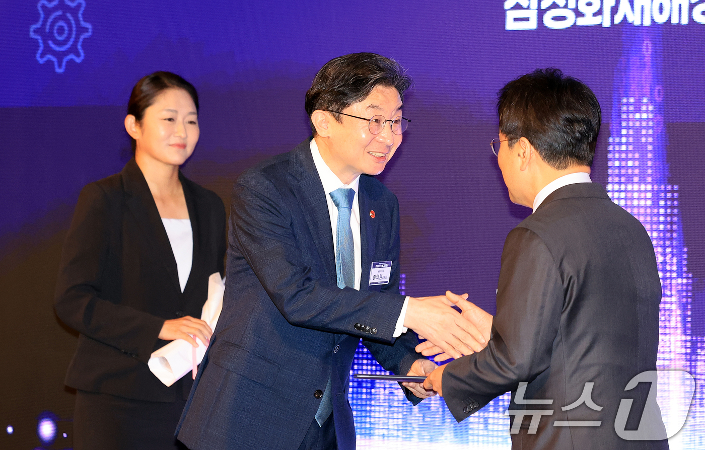 (서울=뉴스1) 이호윤 기자 = 이억원 금융위원장이 10일 서울 종로구 포시즌스 호텔에서 열린 2026년 금융회사 CEO 초청 정보보호의 날 기념행사에서 유공자 표창을 하고 있다. …