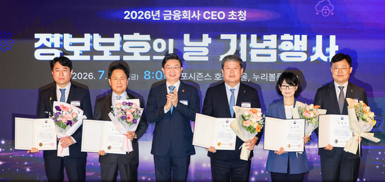 기념촬영하는 이억원 금융위원장