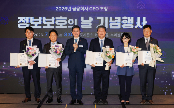 기념촬영하는 이억원 금융위원장