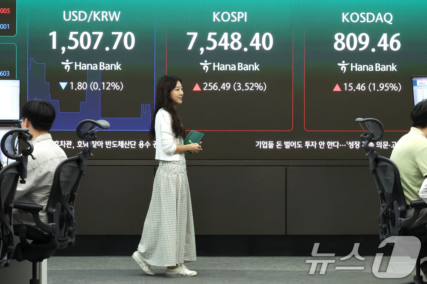 (서울=뉴스1) 이종수 기자 = 10일 오전 서울 중구 하나은행 딜링룸 전광판에 코스피, 코스닥 지수와 원달러 환율이 표시되고 있다. 이날 코스피 지수는 전 거래일 대비 260.5 …