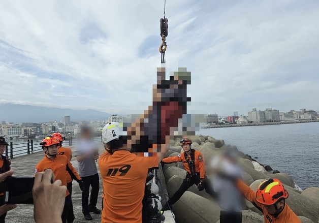 제주서 테트라포드 사이 빠진 60대, 크레인으로 구조