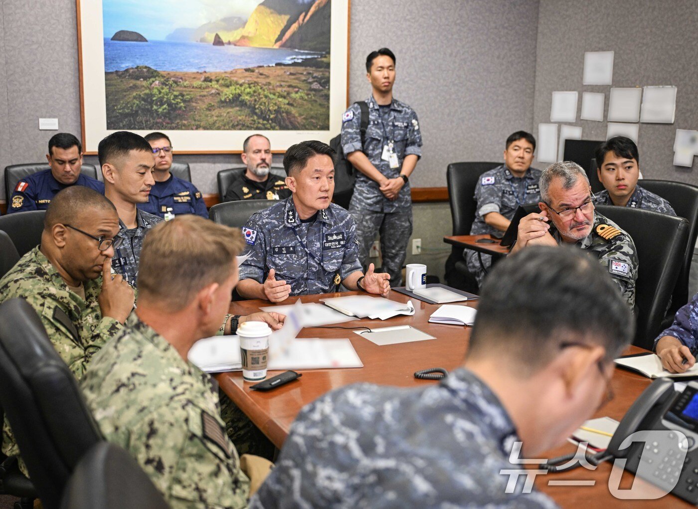 본문 이미지 - 2026 환태평양훈련(RIMPAC·림팩)에서 연합해군구성군사령관(CFMCC)을 맡은 해군기동함대사령관 김인호 소장이 7일(현지시간) 태평양전투지휘소에 있는 화상회의실에서 연합참모진과 해상작전에 대해 논의하고 있다. (해군 제공. 재판매 및 DB 금지) 2026.7.10 ⓒ 뉴스1