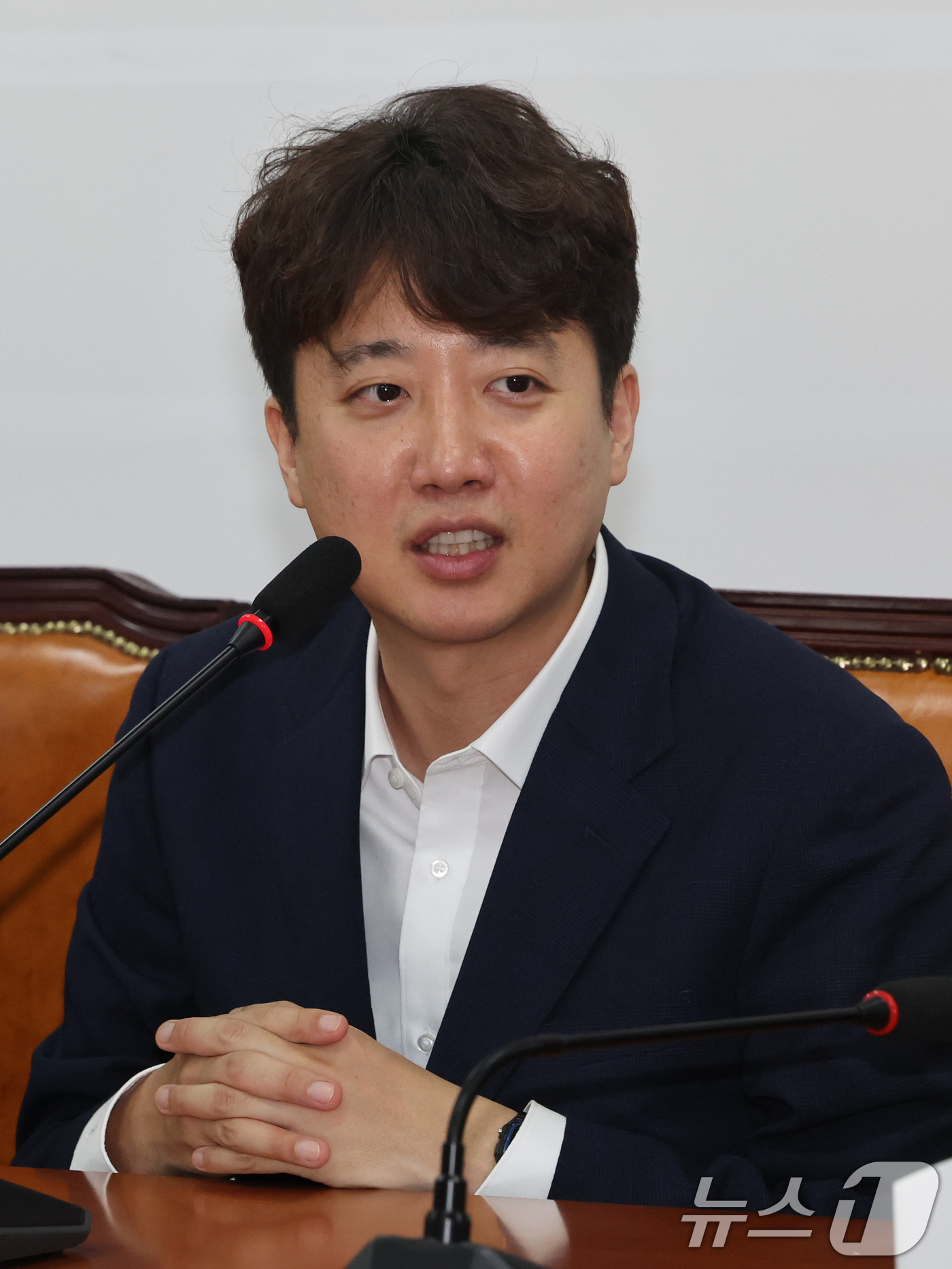 (서울=뉴스1) 황기선 기자 = 이준석 개혁신당 대표가 10일 오전 서울 여의도 국회에서 한성숙 국무총리를 만나 인사말을 하고 있다.  2026.7.10/뉴스1