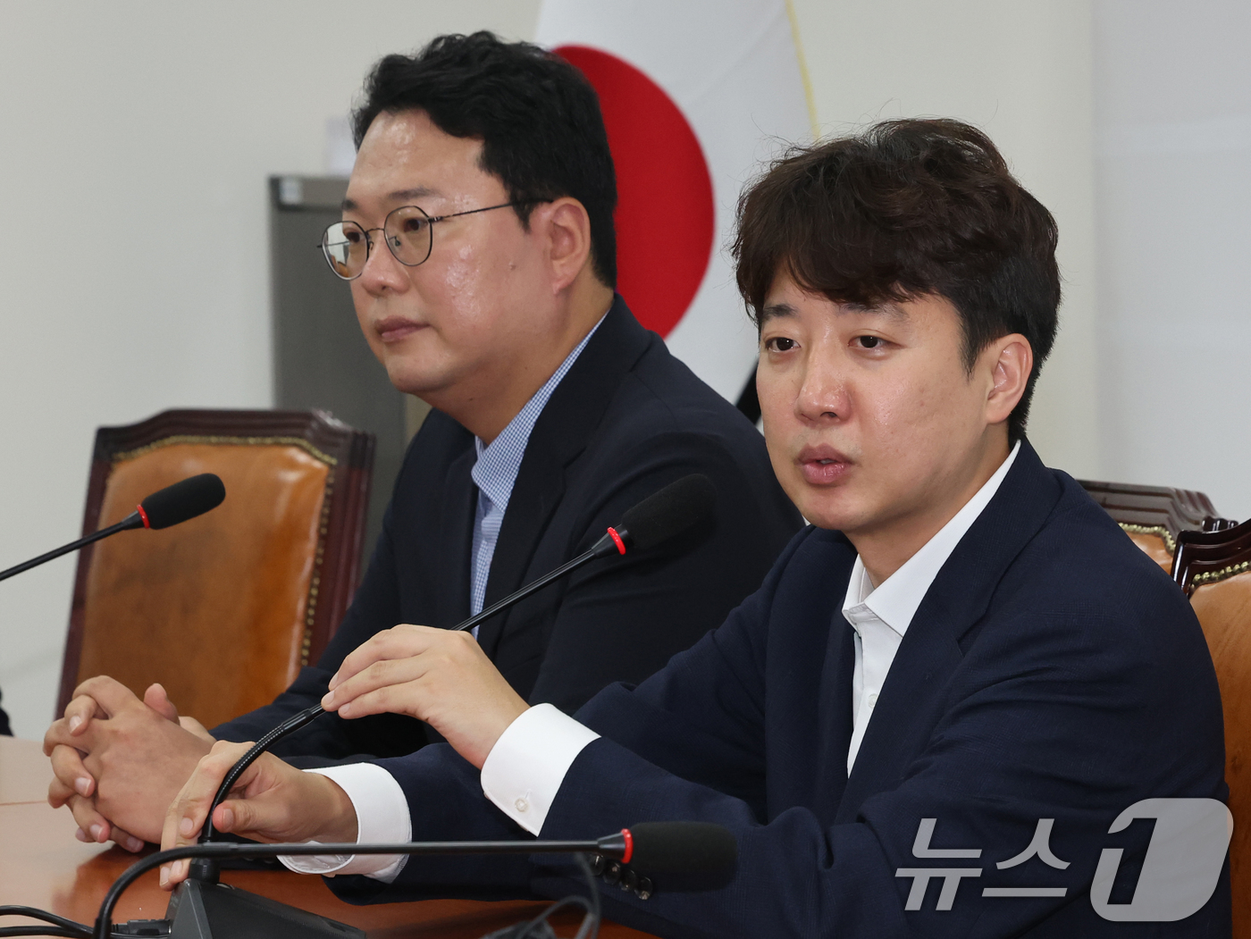(서울=뉴스1) 황기선 기자 = 이준석 개혁신당 대표가 10일 오전 서울 여의도 국회에서 한성숙 국무총리를 만나 인사말을 하고 있다.  2026.7.10/뉴스1