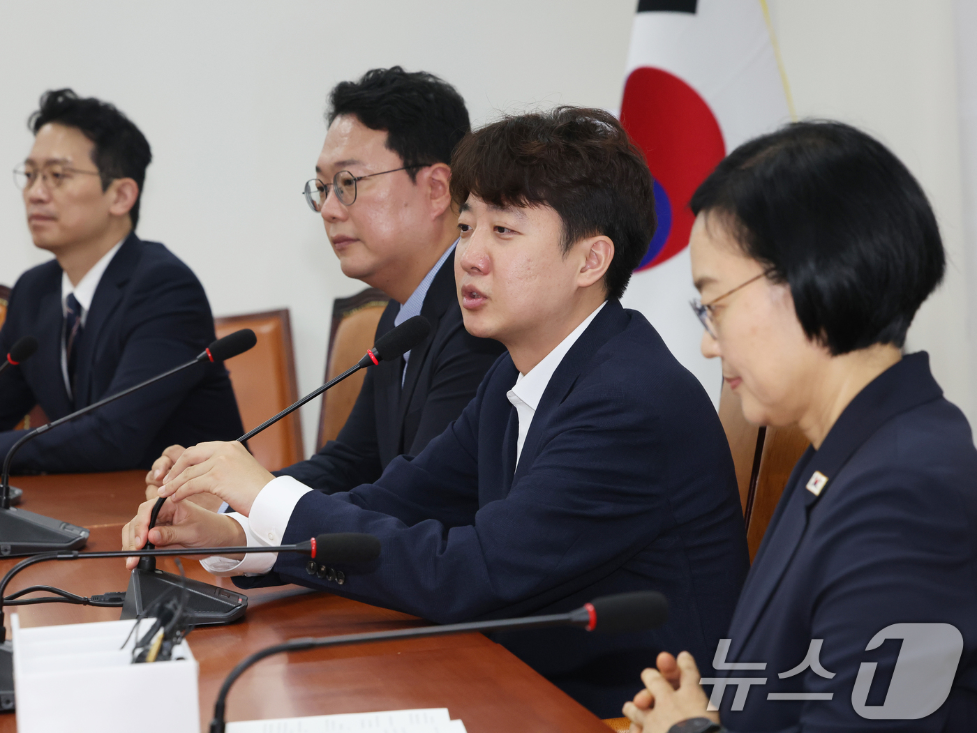 (서울=뉴스1) 황기선 기자 = 이준석 개혁신당 대표가 10일 오전 서울 여의도 국회에서 한성숙 국무총리를 만나 인사말을 하고 있다.  2026.7.10/뉴스1