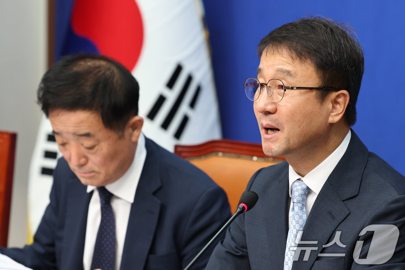 본문 이미지 - 한병도 더불어민주당 당대표 직무대행 겸 원내대표가 10일 서울 여의도 국회에서 열린 최고위원회의에서 모두 발언을 하고 있다. 2026.7.10 ⓒ 뉴스1 유승관 기자