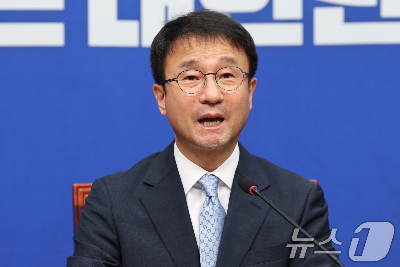 (서울=뉴스1) 유승관 기자 = 한병도 더불어민주당 당대표 직무대행 겸 원내대표가 10일 서울 여의도 국회에서 열린 최고위원회의에서 모두 발언을 하고 있다. 2026.7.10/뉴스 …