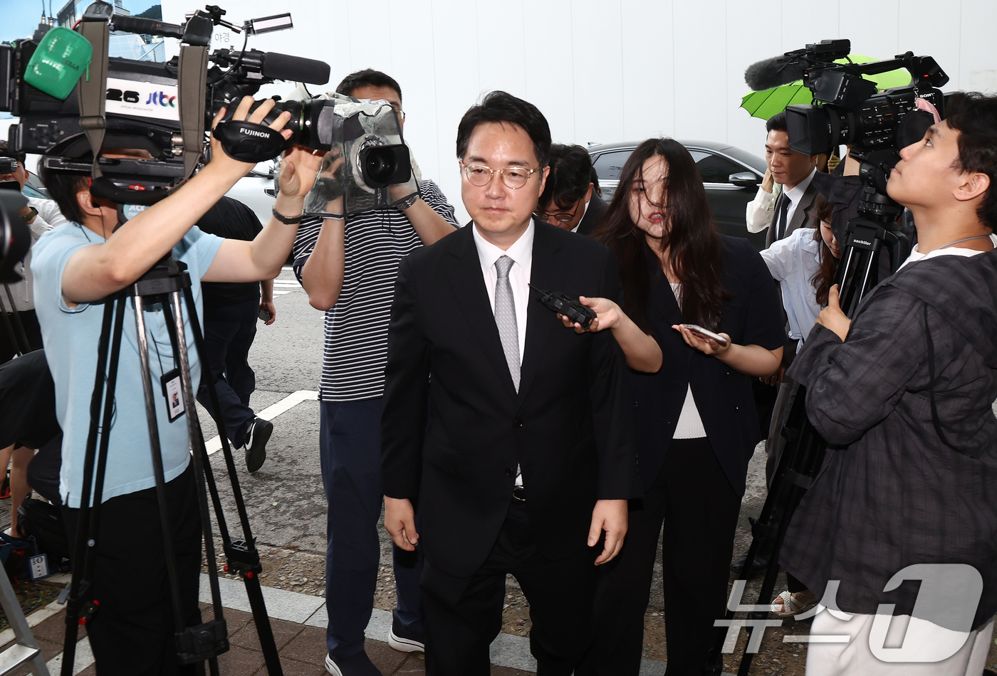 (과천=뉴스1) 김민지 기자 = 심우정 전 검찰총장이 10일 오전 내란 중요임무 종사·직권남용권리행사방해 혐의 관련 피의자 조사를 받기 위해 경기 과천 2차 종합특검 사무실로 출석 …