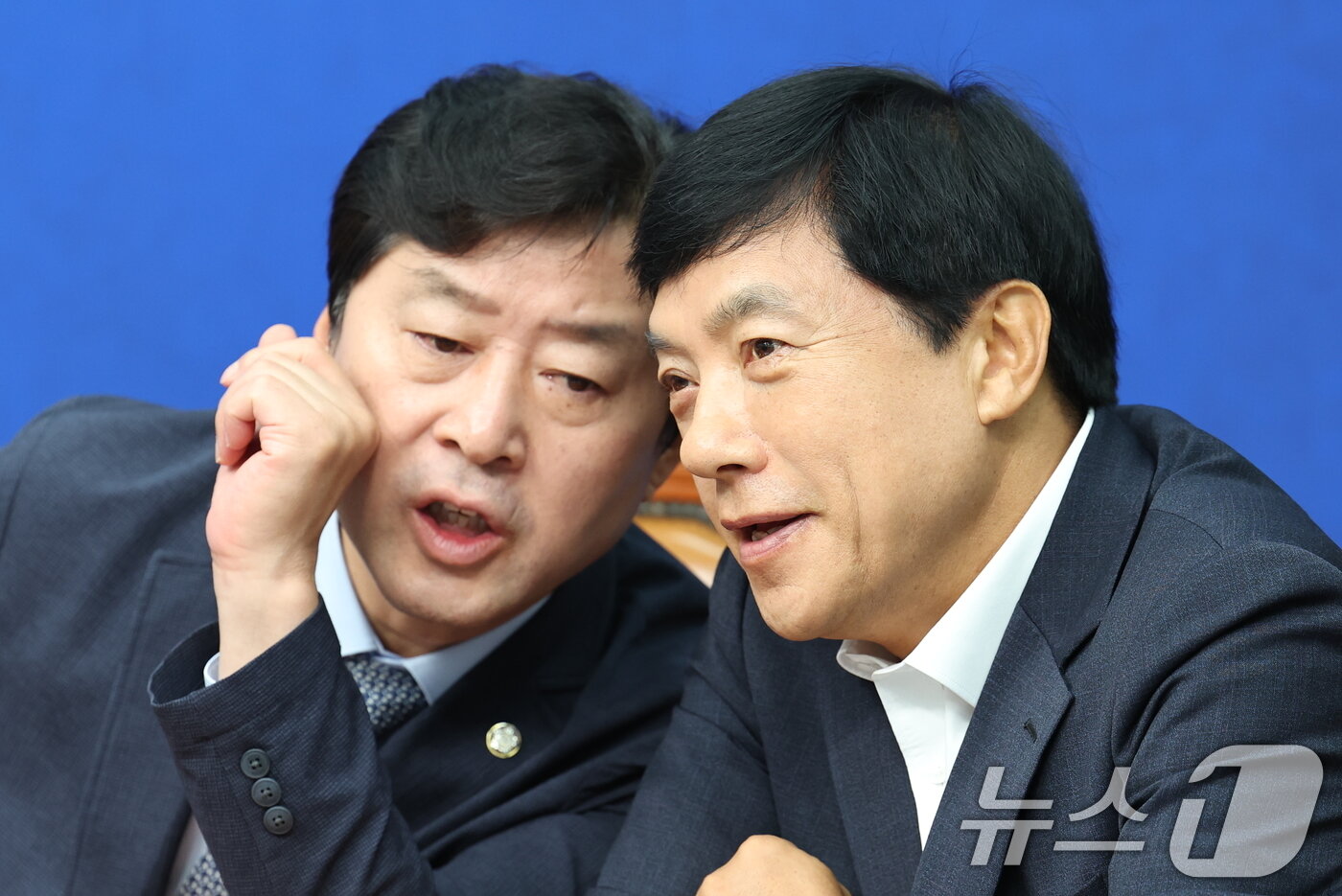 본문 이미지 - 황명선(왼쪽)·이성윤 더불어민주당 최고위원이 10일 서울 여의도 국회에서 열린 최고위원회의에서 대화를 나누고 있다. 2026.7.10 ⓒ 뉴스1 유승관 기자