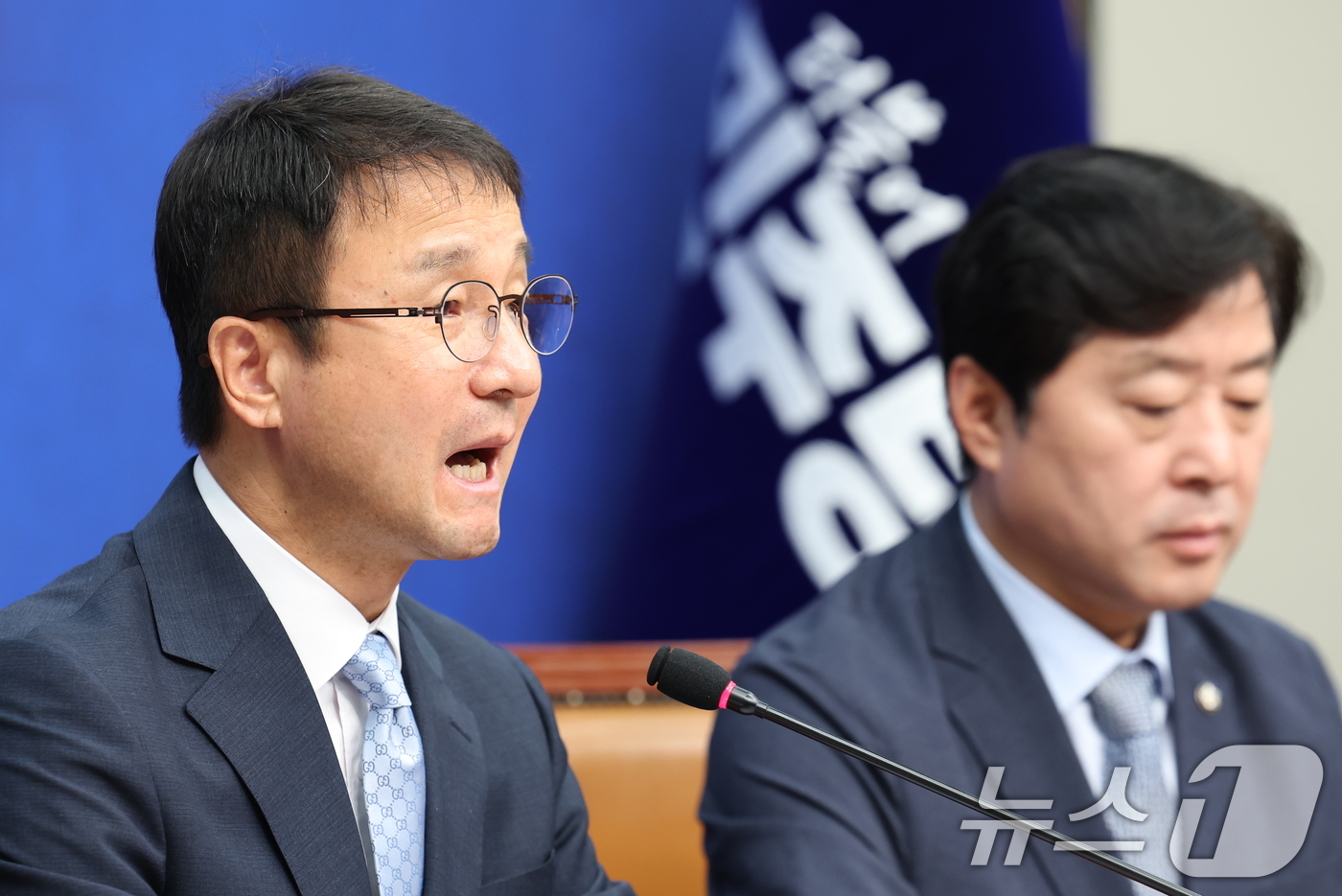 (서울=뉴스1) 유승관 기자 = 한병도 더불어민주당 당대표 직무대행 겸 원내대표가 10일 서울 여의도 국회에서 열린 최고위원회의에서 모두 발언을 하고 있다. 2026.7.10/뉴스 …