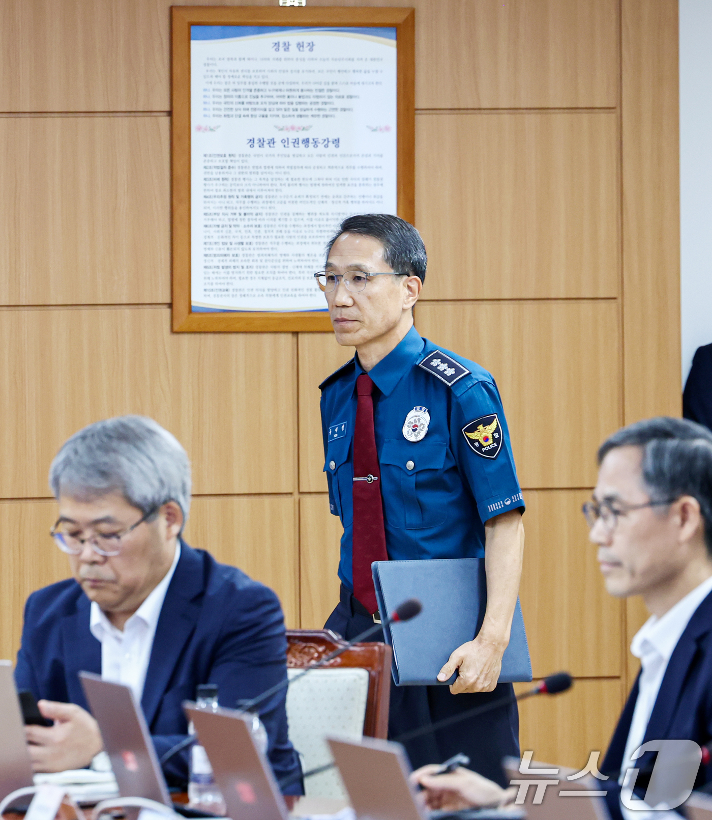 (서울=뉴스1) 최지환 기자 = 유재성 경찰청장 직무대행이 10일 오전 서울 서대문구 경찰청에서 경찰지휘부 화상회의에 참석하고 있다.유 대행은 이날 모두발언에서 '광주 여고생 살인 …