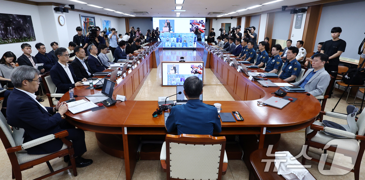 (서울=뉴스1) 최지환 기자 = 유재성 경찰청장 직무대행이 10일 오전 서울 서대문구 경찰청에서 경찰지휘부 화상회의를 주재하고 있다.유 대행은 이날 모두발언에서 '광주 여고생 살인 …