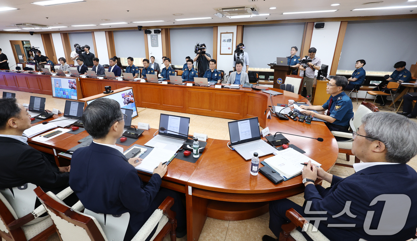 (서울=뉴스1) 최지환 기자 = 유재성 경찰청장 직무대행이 10일 오전 서울 서대문구 경찰청에서 경찰지휘부 화상회의를 주재하고 있다.유 대행은 이날 모두발언에서 '광주 여고생 살인 …