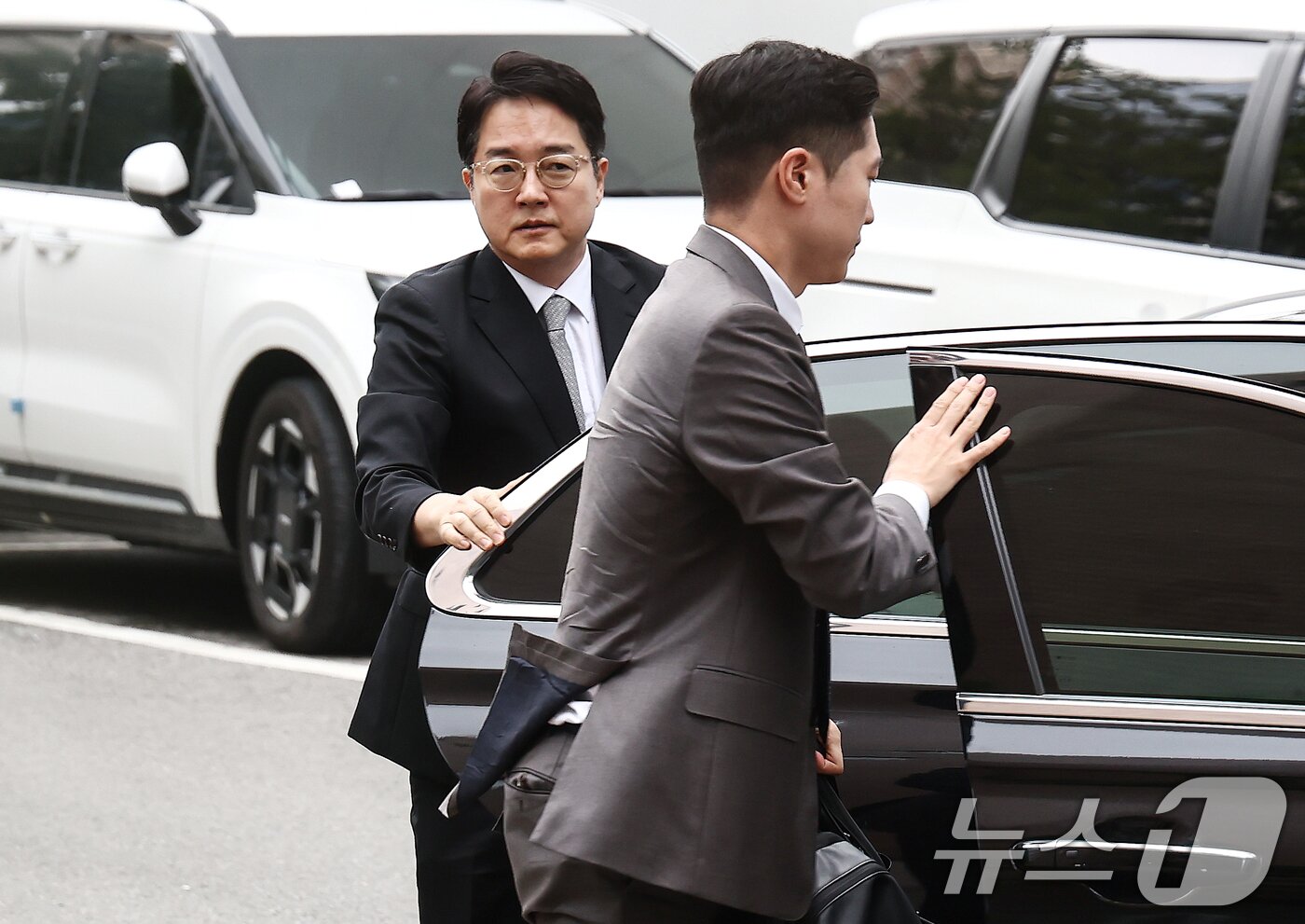 본문 이미지 - 심우정 전 검찰총장이 10일 오전 내란 중요임무 종사·직권남용권리행사방해 혐의 관련 피의자 조사를 받기 위해 경기 과천 2차 종합특검 사무실로 출석하기 위해 차량에서 내리고 있다. 2026.7.10 ⓒ 뉴스1 김민지 기자