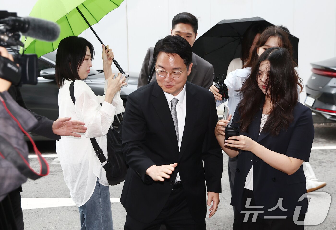 본문 이미지 - 심우정 전 검찰총장이 10일 오전 내란 중요임무 종사·직권남용권리행사방해 혐의 관련 피의자 조사를 받기 위해 경기 과천 2차 종합특검 사무실로 출석하고 있다. 2026.7.10 ⓒ 뉴스1 김민지 기자