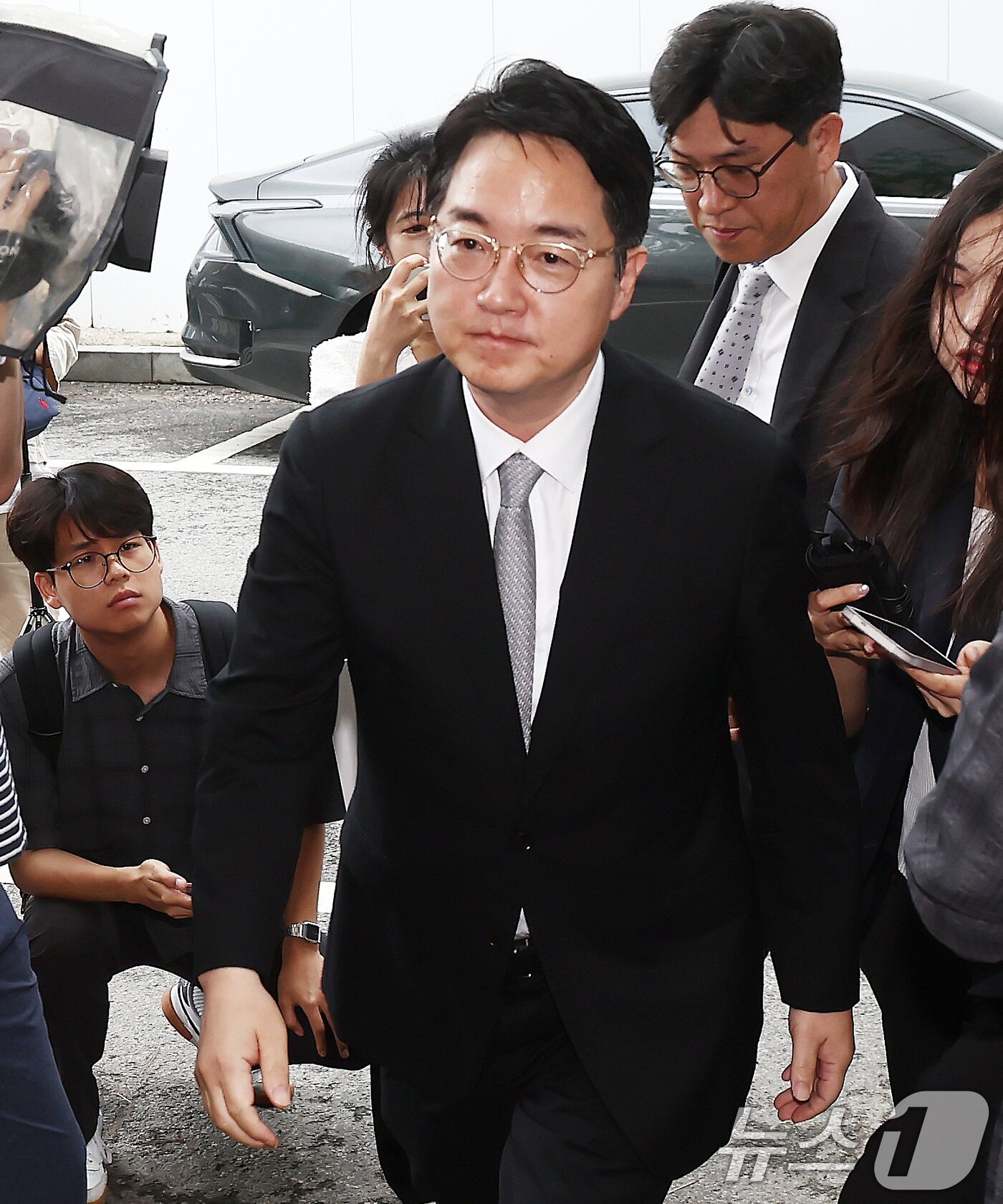 본문 이미지 - 심우정 전 검찰총장이 10일 오전 내란 중요임무 종사·직권남용권리행사방해 혐의 관련 피의자 조사를 받기 위해 경기 과천 2차 종합특검 사무실로 출석하고 있다. 2026.7.10 ⓒ 뉴스1 김민지 기자