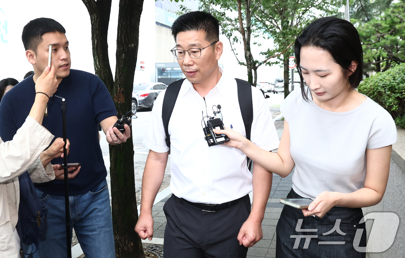 (과천=뉴스1) 김민지 기자 = 조성현 전 육군 수도방위사령부 제1경비단장(대령)이 10일 오전 내란 중요임무 종사 혐의 관련 피의자 조사를 받기 위해 경기 과천 2차 종합특검 사 …