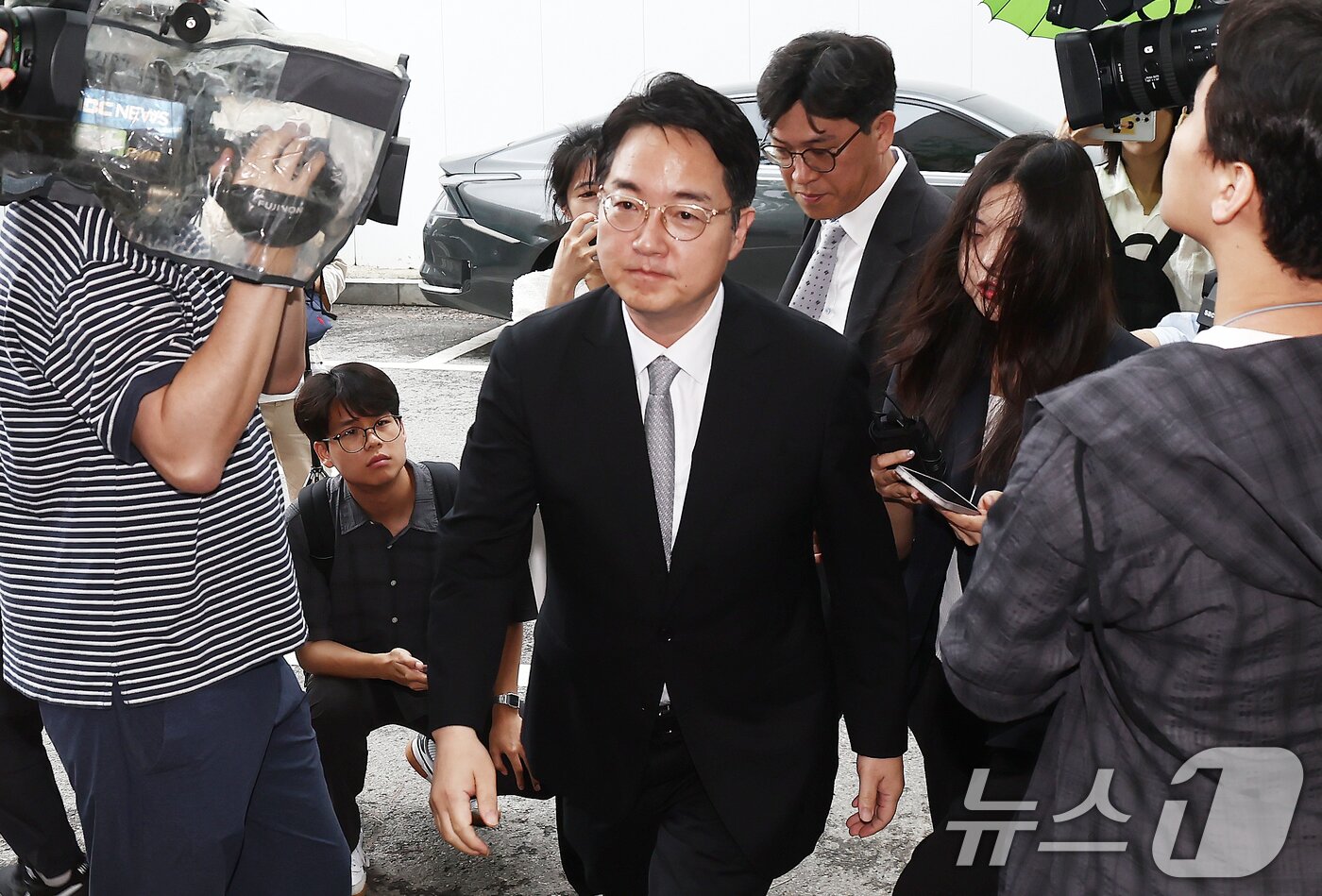본문 이미지 - 심우정 전 검찰총장이 10일 오전 내란 중요임무 종사·직권남용권리행사방해 혐의 관련 피의자 조사를 받기 위해 경기 과천 2차 종합특검 사무실로 출석하고 있다. 2026.7.10 ⓒ 뉴스1 김민지 기자