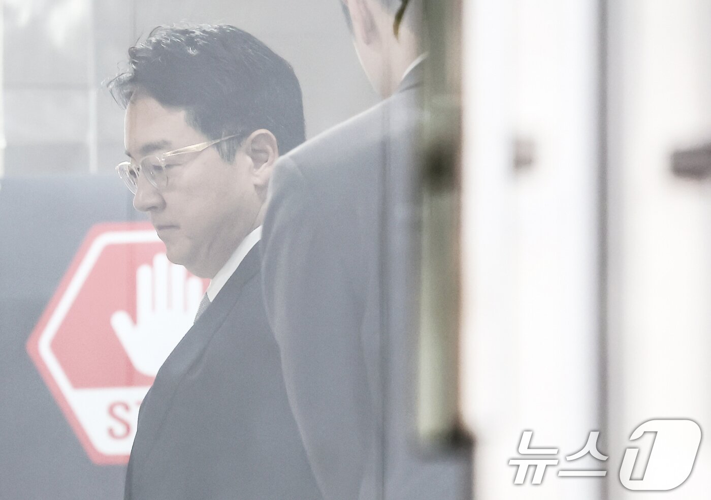 본문 이미지 - 심우정 전 검찰총장이 10일 오전 내란 중요임무 종사·직권남용권리행사방해 혐의 관련 피의자 조사를 받기 위해 경기 과천 2차 종합특검 사무실로 출석하고 있다. 2026.7.10 ⓒ 뉴스1 김민지 기자