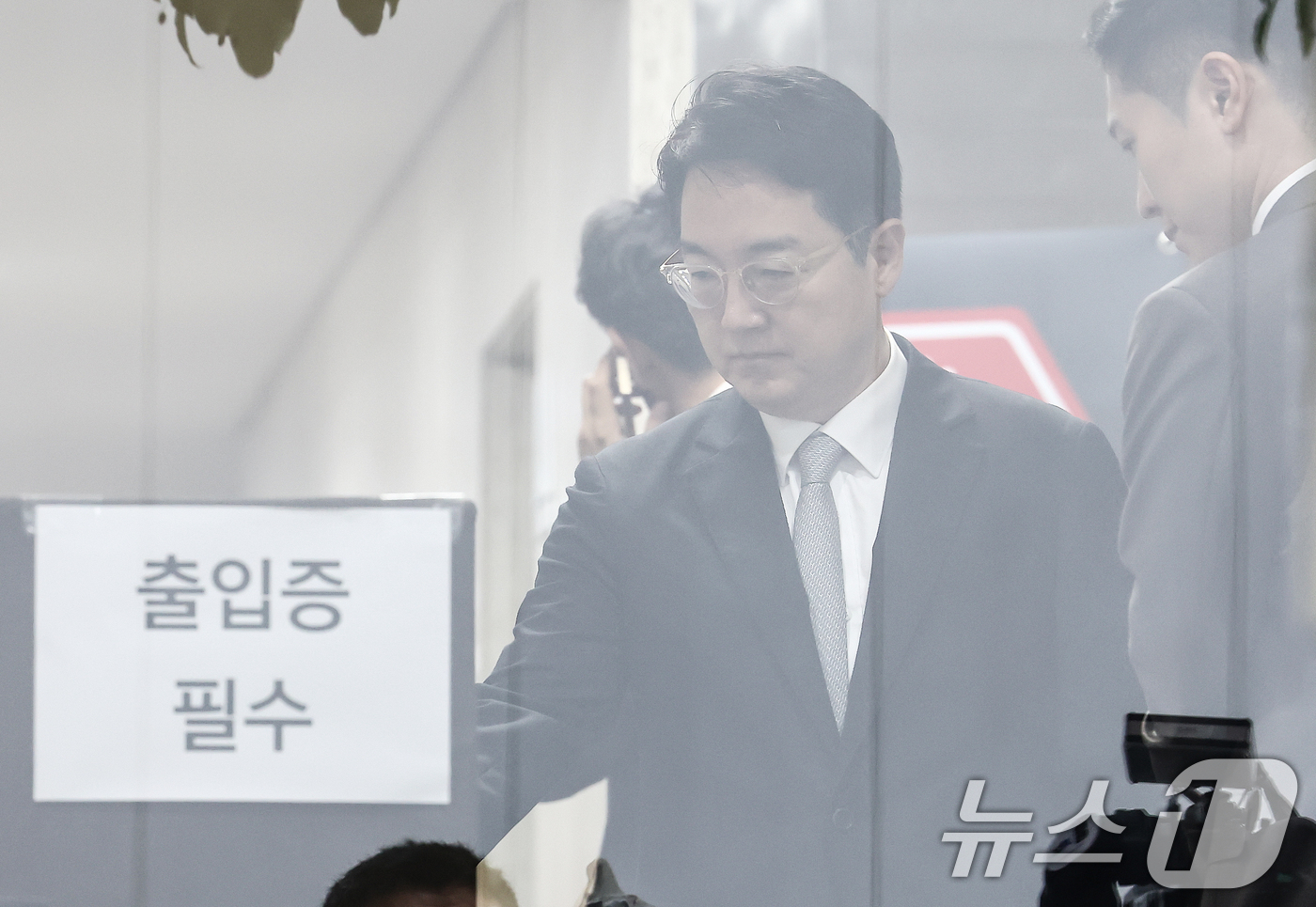 (과천=뉴스1) 김민지 기자 = 심우정 전 검찰총장이 10일 오전 내란 중요임무 종사·직권남용권리행사방해 혐의 관련 피의자 조사를 받기 위해 경기 과천 2차 종합특검 사무실로 출석 …