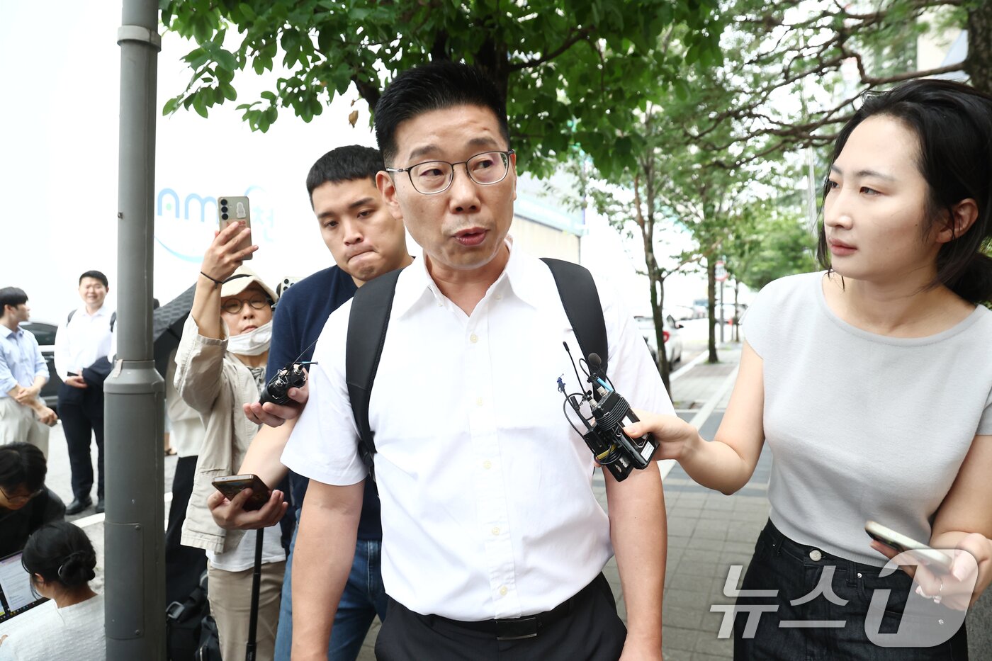 본문 이미지 - 조성현 전 육군 수도방위사령부 제1경비단장(대령)이 10일 오전 내란 중요임무 종사 혐의 관련 피의자 조사를 받기 위해 경기 과천 2차 종합특검 사무실로 출석하고 있다. 2026.7.10 ⓒ 뉴스1 김민지 기자