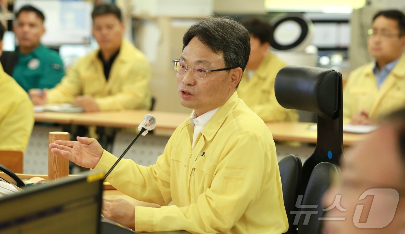 (보령=뉴스1) 이동원 기자 = 박은식 산림청장이 10일 산사태예방지원본부에서 집중호우에 따른 산사태 피해 상황을 점검했다.박청장은 각 기관에 여름철 산사태 재난 대응태세 점검을 …