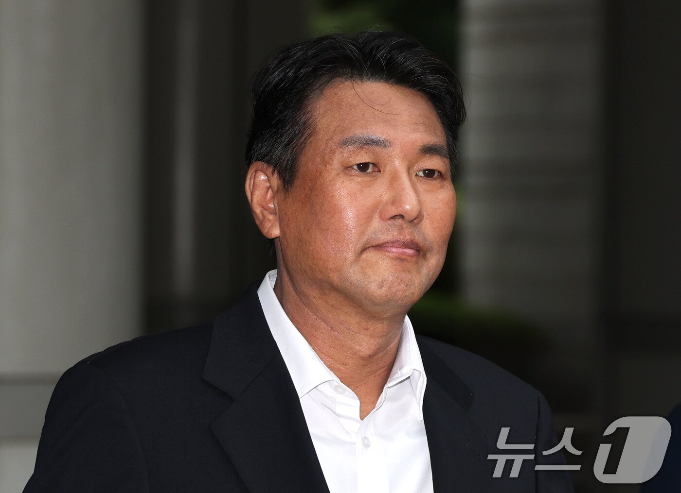 본문 이미지 - 계엄 정당화 메시지를 우방국에 전달한 혐의를 받는 김태효 전 국가안보실 1차장이 서울 서초구 서울중앙지방법원에서 열린 구속 전 피의자 심문(영장실질심사)에 출석하고 있다.(공동취재) 2026.7.10 ⓒ 뉴스1 이광호 기자