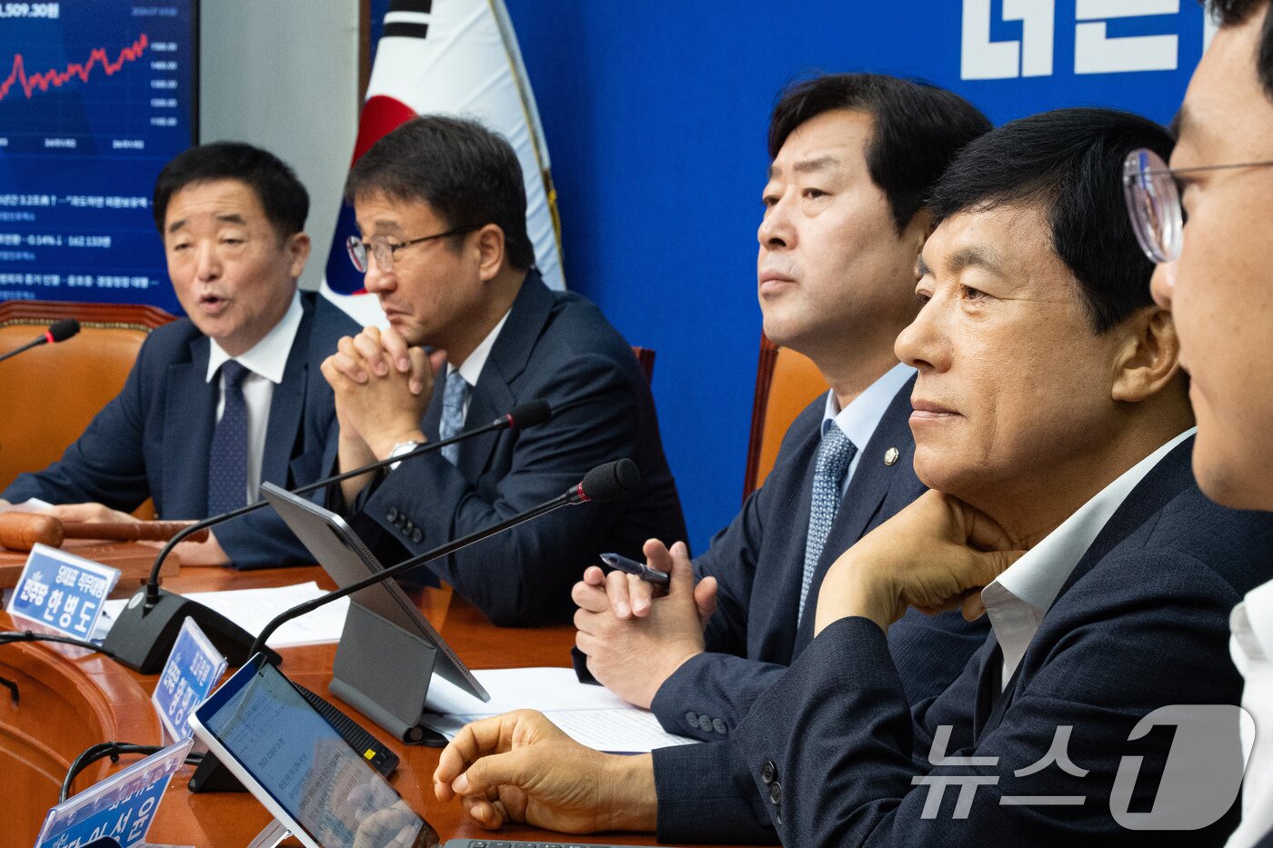 본문 이미지 - 이성윤 더불어민주당 최고위원이 10일 서울 여의도 국회에서 열린 최고위원회의에서 강득구 최고위원의 모두 발언을 듣고 있다. 2026.7.10 ⓒ 뉴스1 유승관 기자