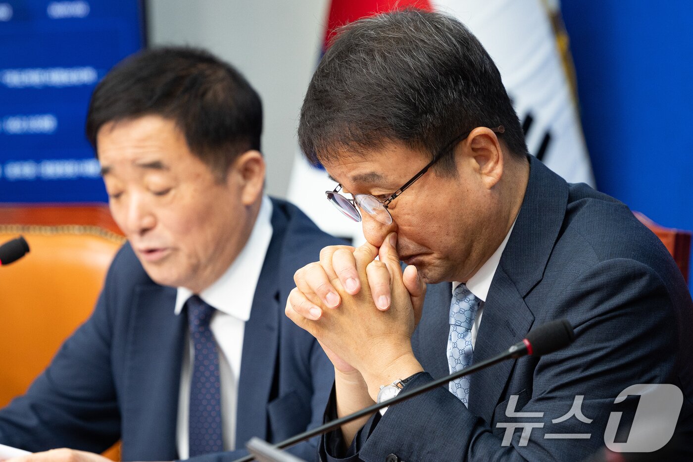 본문 이미지 - 한병도 더불어민주당 당대표 직무대행 겸 원내대표가 10일 서울 여의도 국회에서 열린 최고위원회의에서 강득구 최고위원의 모두 발언을 들으며 생각에 잠겨 있다. 2026.7.10 ⓒ 뉴스1 유승관 기자