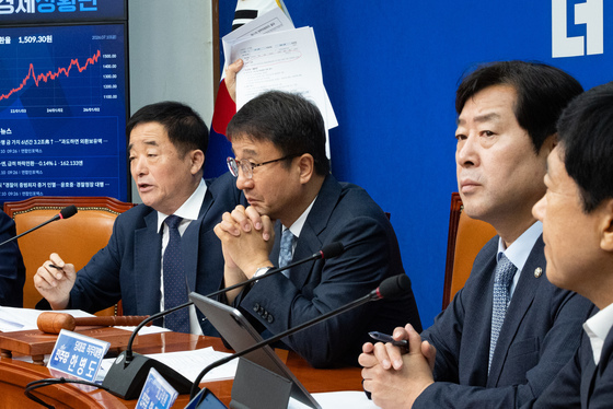 지난 전당대회 자료 든 강득구