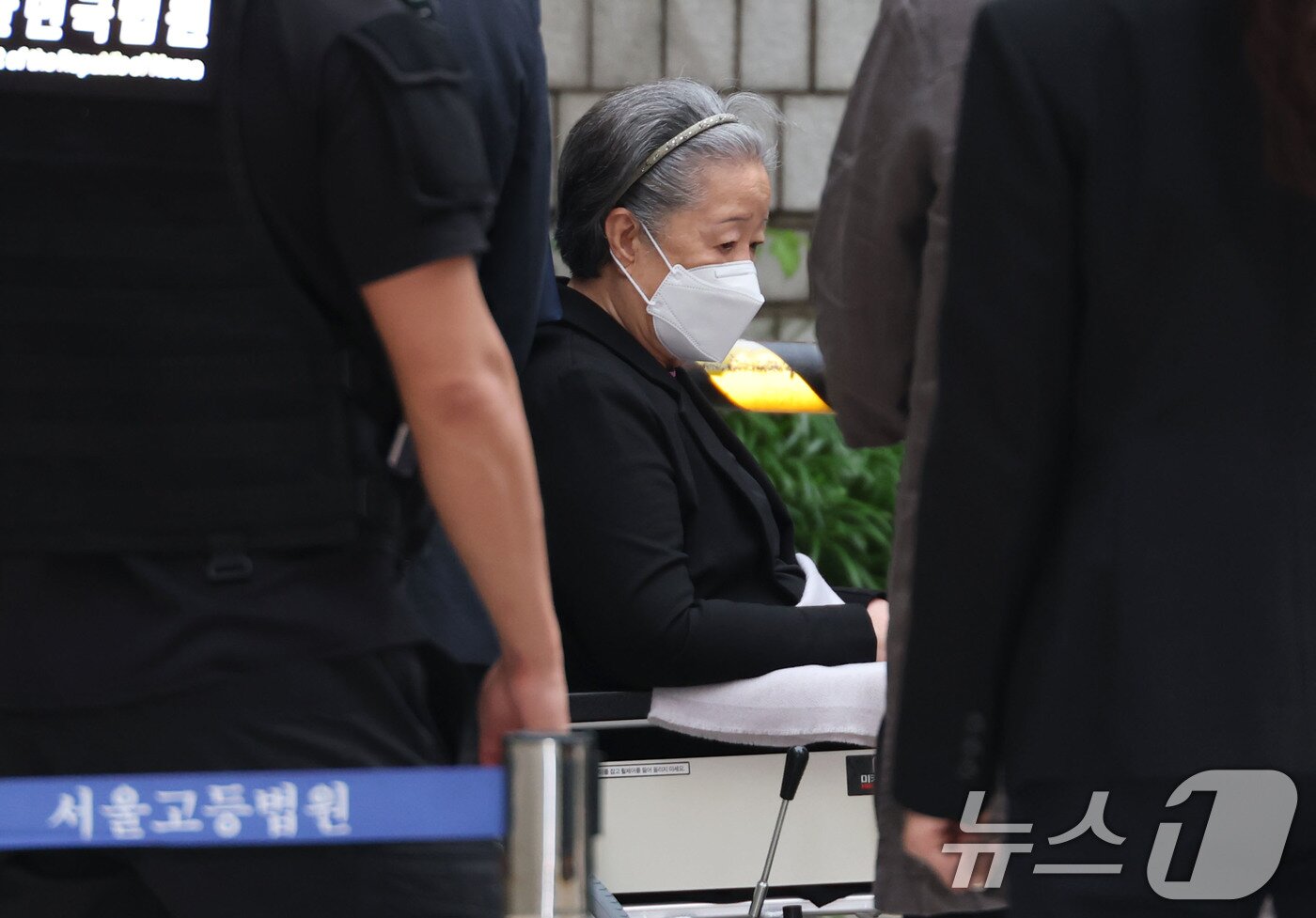 본문 이미지 - 윤석열 정부와의 '정교유착 의혹'으로 기소된 한학자 통일교 총재가 10일 오전 서울 서초구 서울중앙지방법원에서 열린 정치자금법 위반 등 혐의 결심 공판에 출석하고 있다.(공동취재) 2026.7.10 ⓒ 뉴스1 이광호 기자